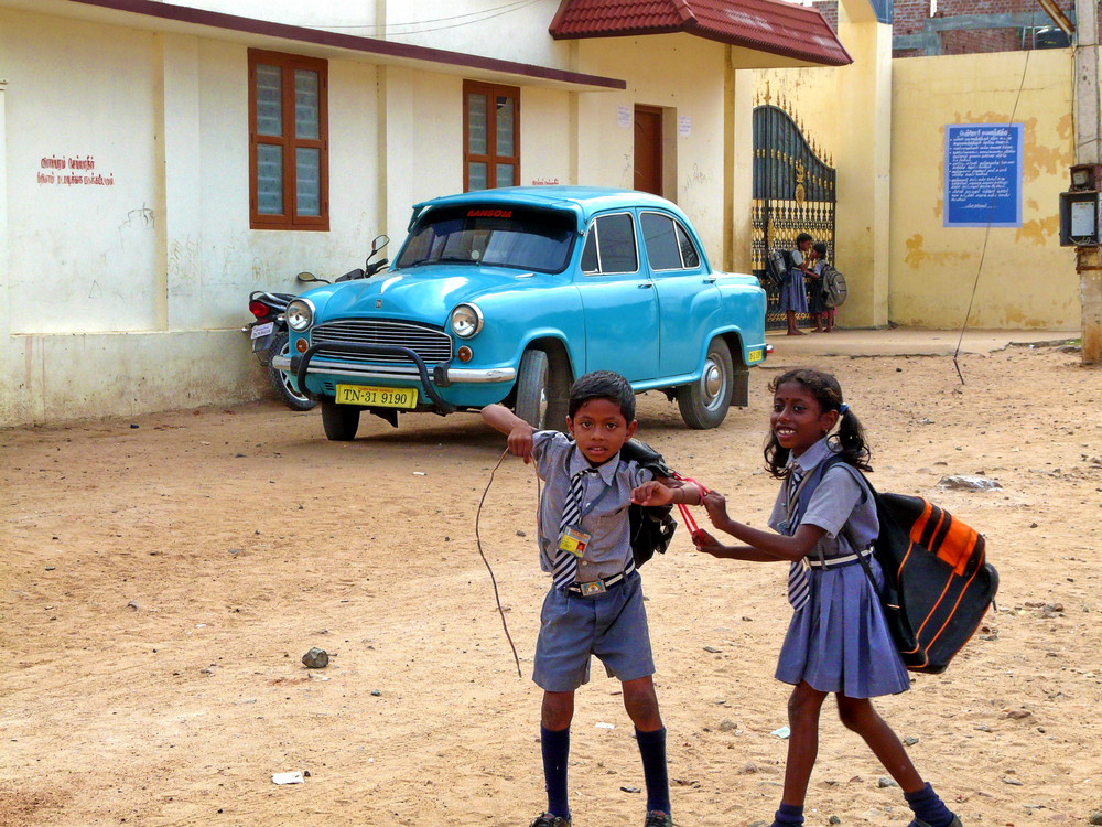 indische Schulkinder Kinder vor blauem Auto