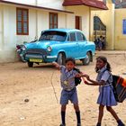 indische Schulkinder Kinder vor blauem Auto