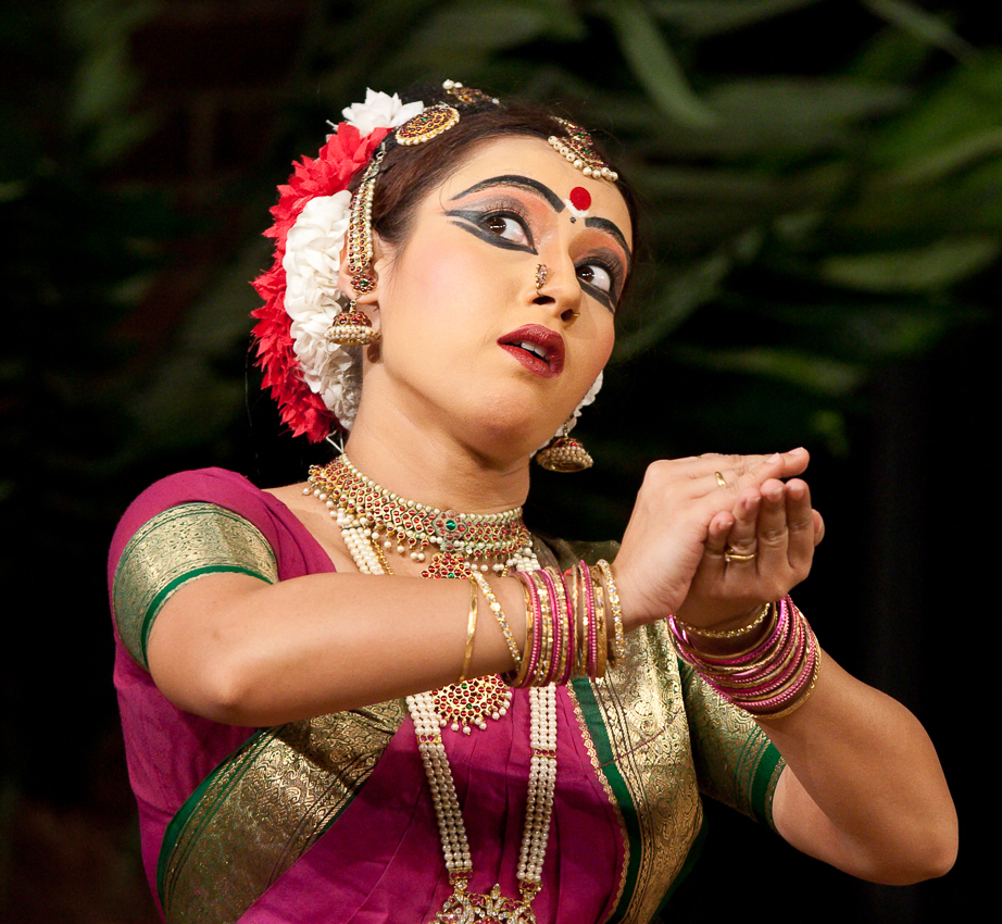 Indische Tänzerin beim Durgapuja-Fest von Bernhard Kleibrink 