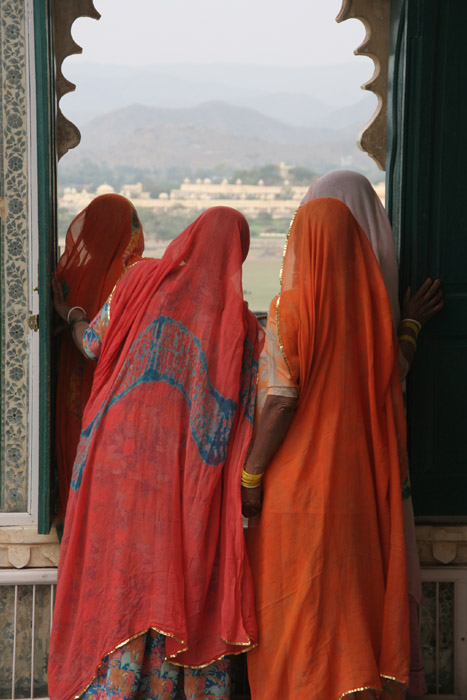 Indische Touristen gniessen im Stadtpalast von Udaipur die Aussicht.