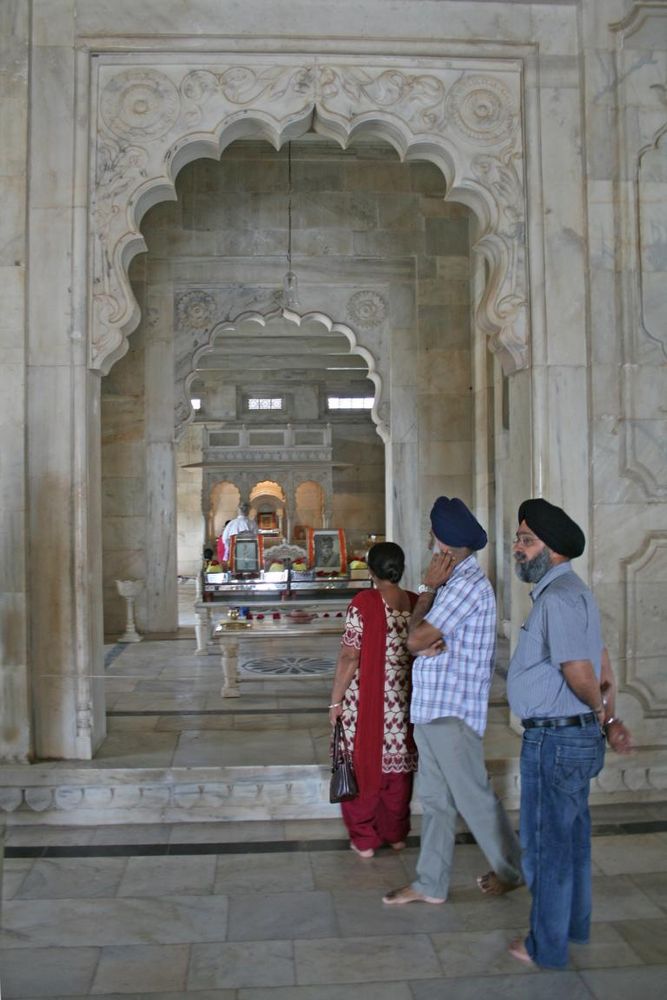 indische Touristen zu Besuch in einem Tempel in Jodpur