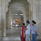 indische Touristen zu Besuch in einem Tempel in Jodpur