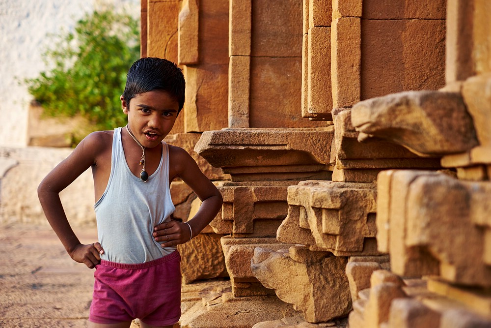 Indischer Junge am Tempel