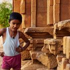 Indischer Junge am Tempel