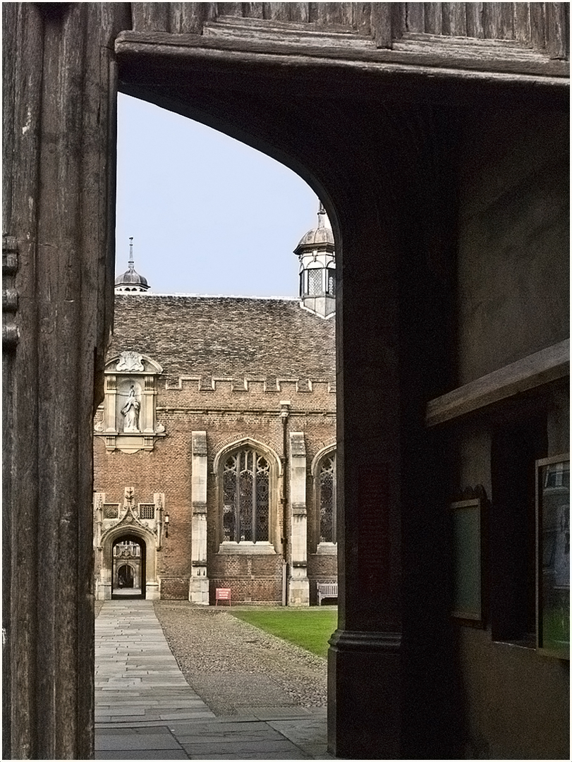 Indiscrétion à l’entrée de St John’s College  --  Cambridge