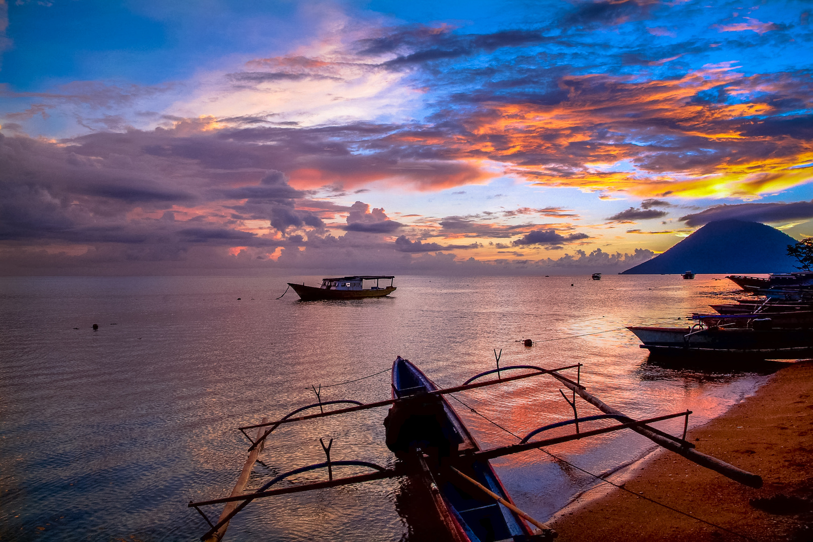 Indonesien 2007: Sulawesi, Bunaken, Sonnenutergang am Manado Tua