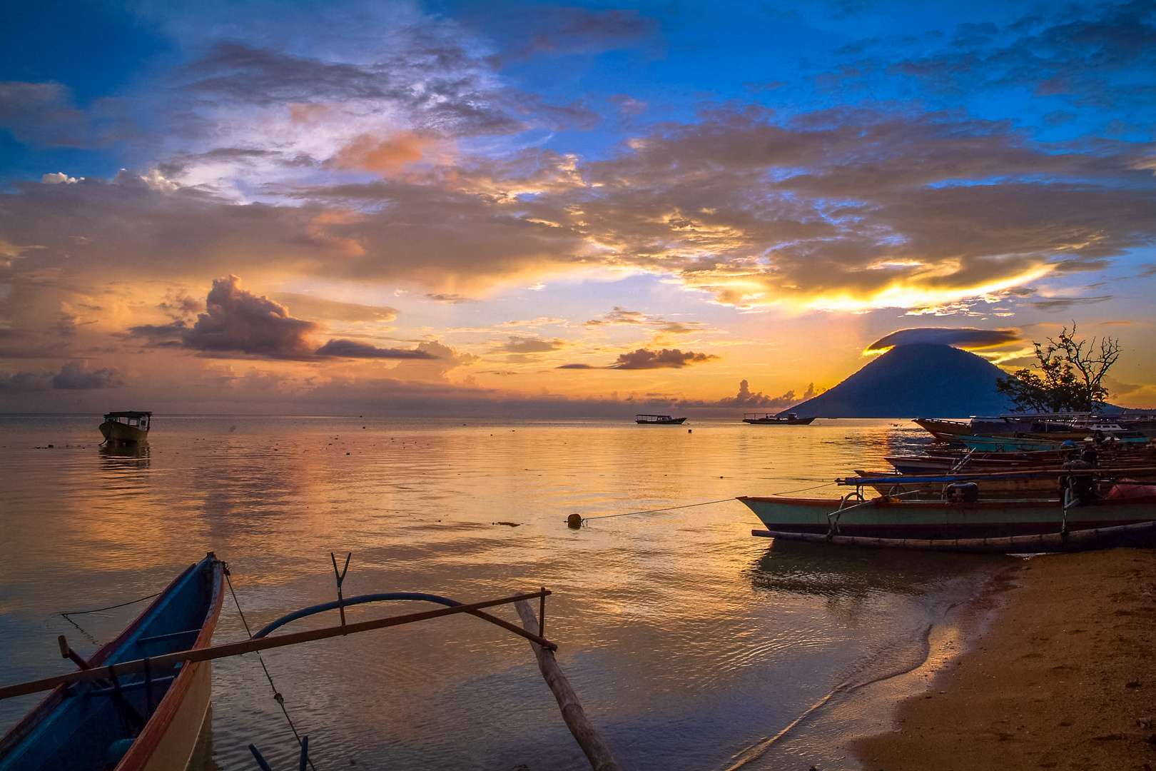 Indonesien 2007: Sulawesi, Bunaken, Sonnenutergang am Manado Tua