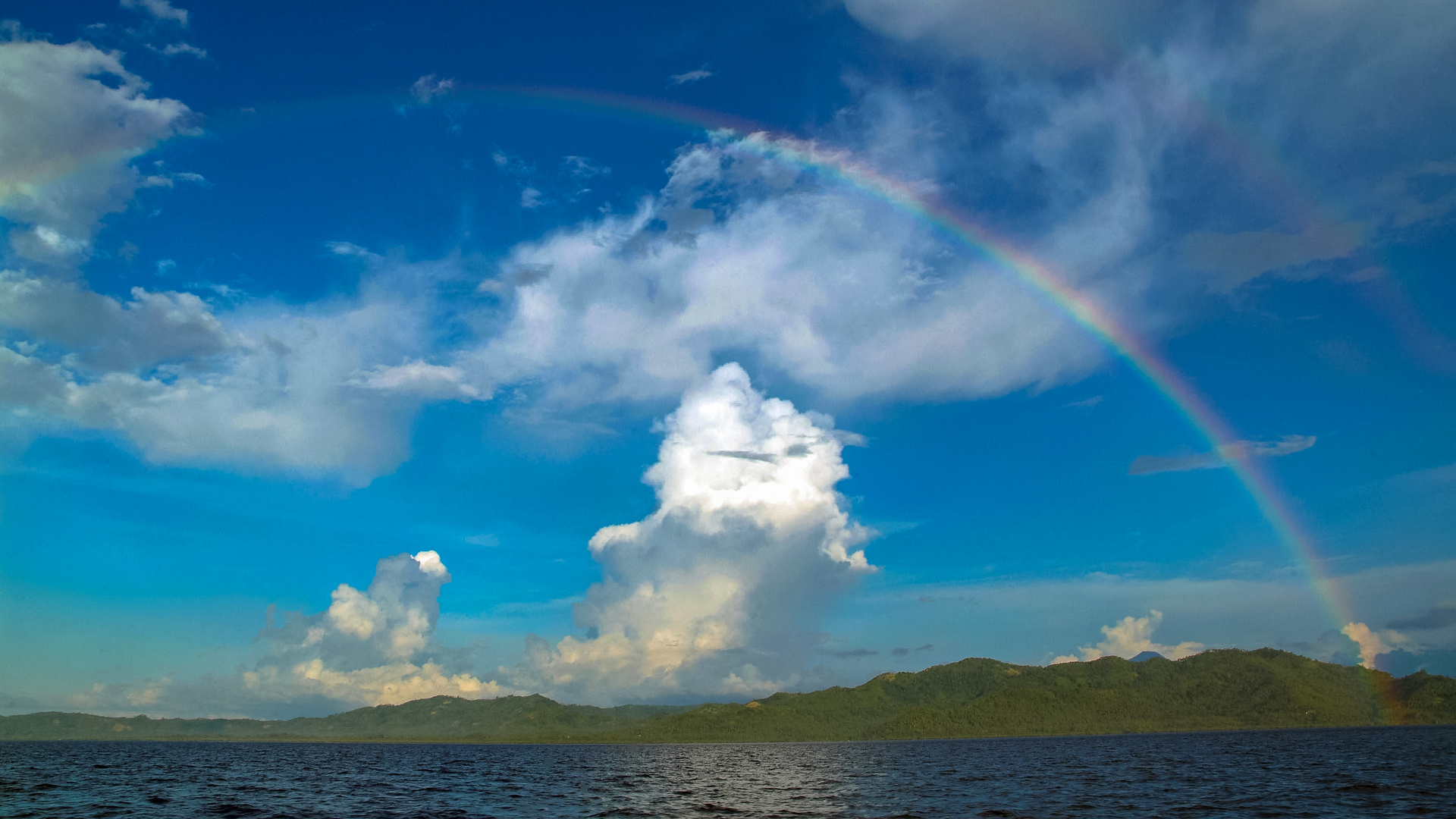 Indonesien 2007: Sulawesi, Gewitterwolken über der Nordküste.