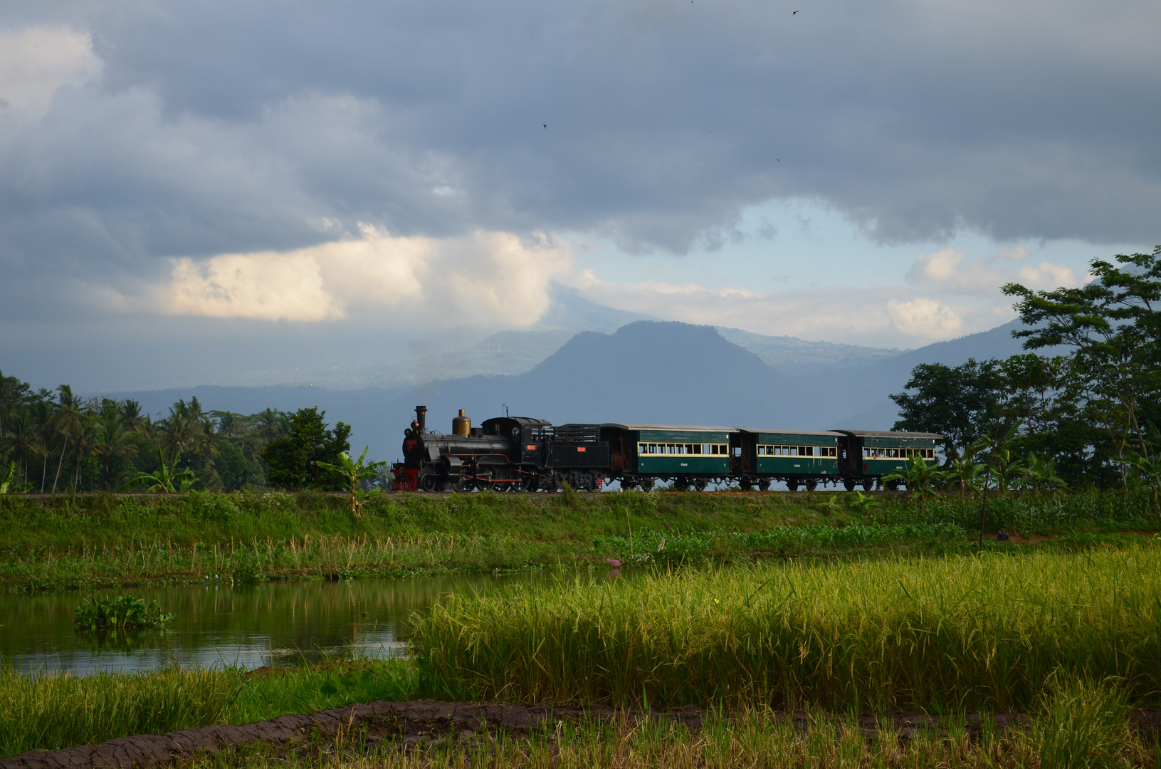 Indonesien Gewitterstimmung über Ambarawa