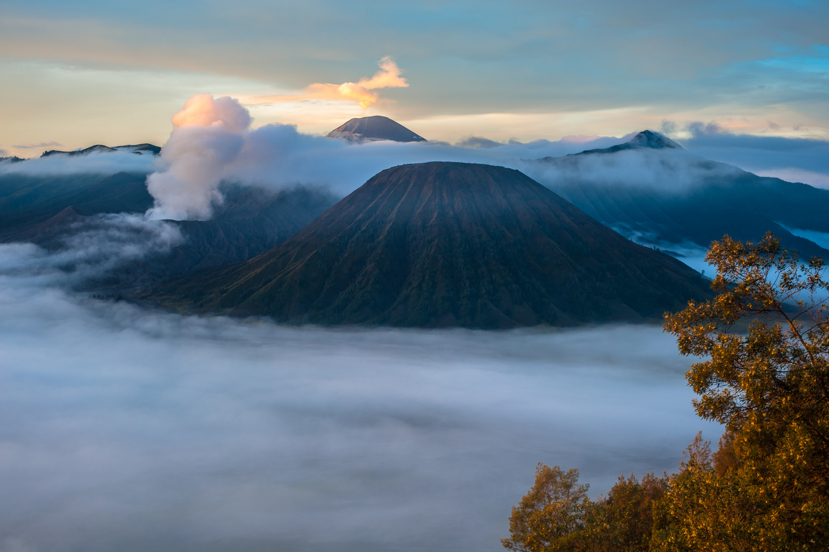 Indonesien Java  fr hes Licht am Bromo Foto Bild  