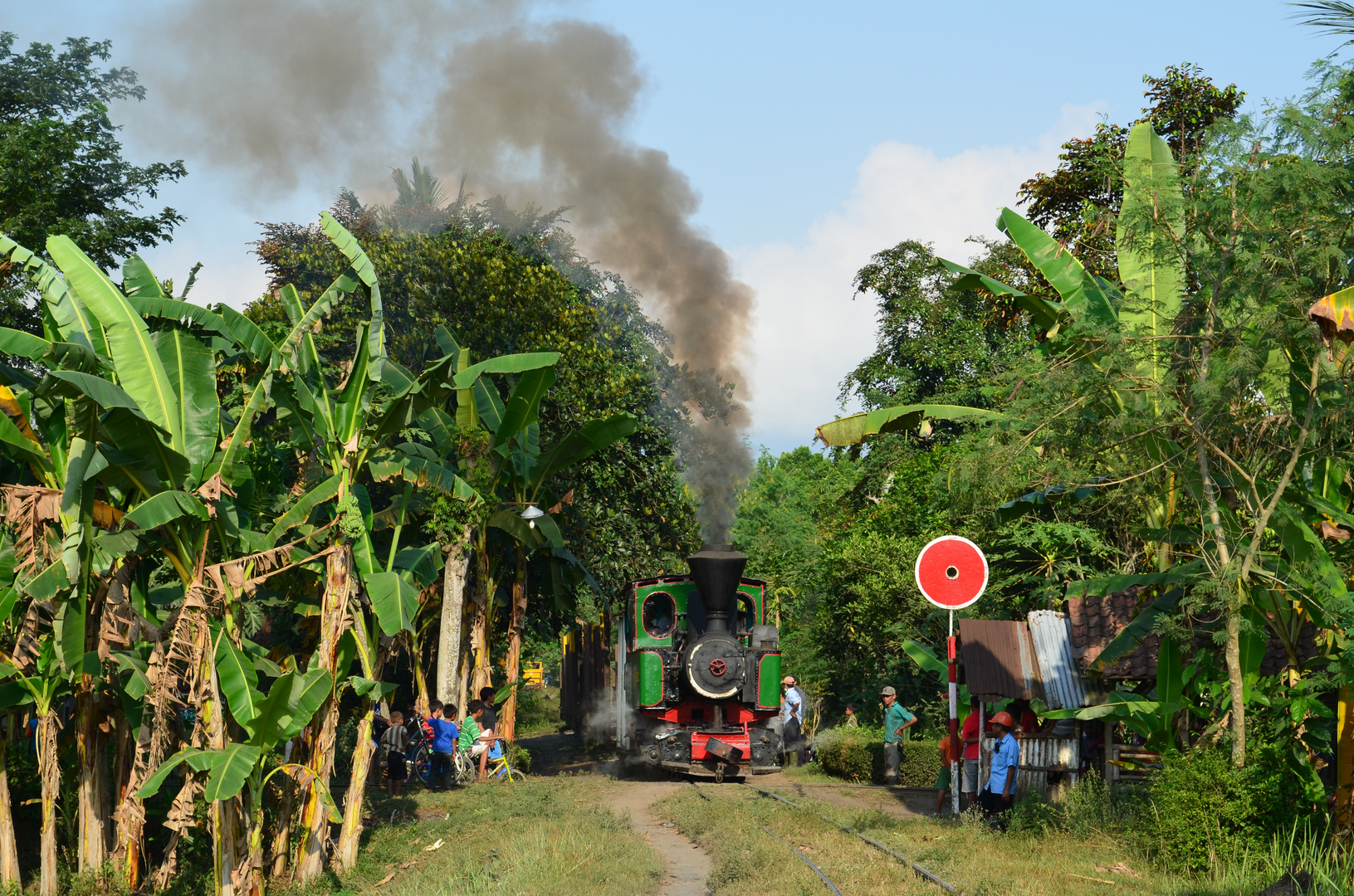 Indonesien: Rundfahrt auf dem Feldbahnnetz derZuckerfabrik Semboro mit Lok Nr. 16 