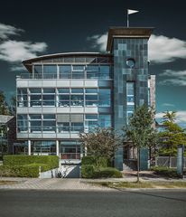 Industrie-Architektur in blau-weiß