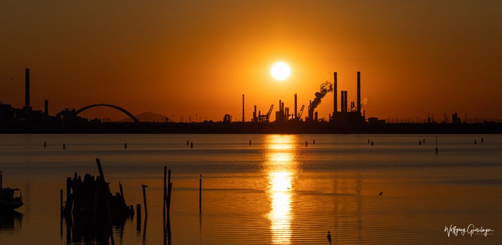 Industrie im Sonnenuntergang 