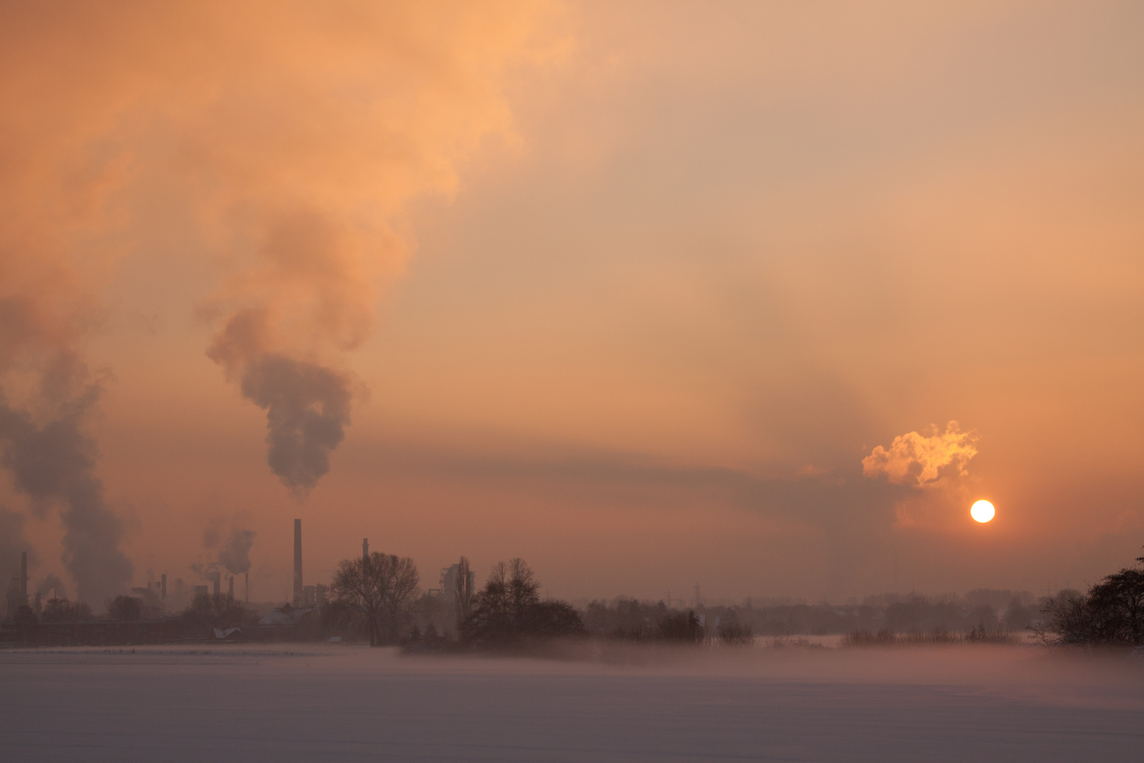 Industrie im Wintersonnenuntergang