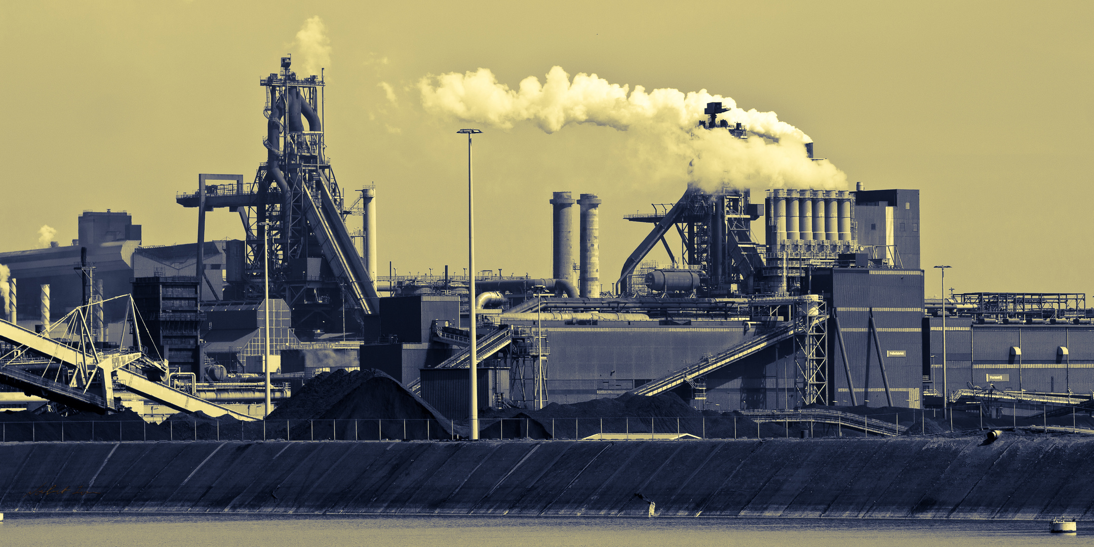 Industrie in Gelb-Blau