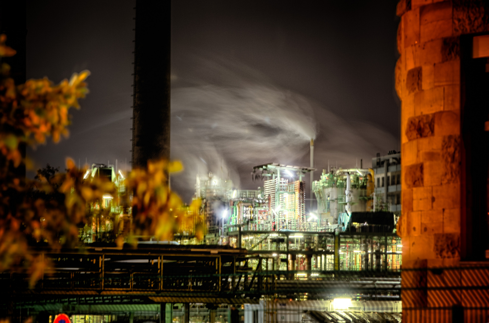 Industrie in Herbstnacht