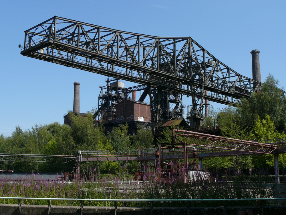 Industrie-Park-Duisburg---Kran bei den Bunkern