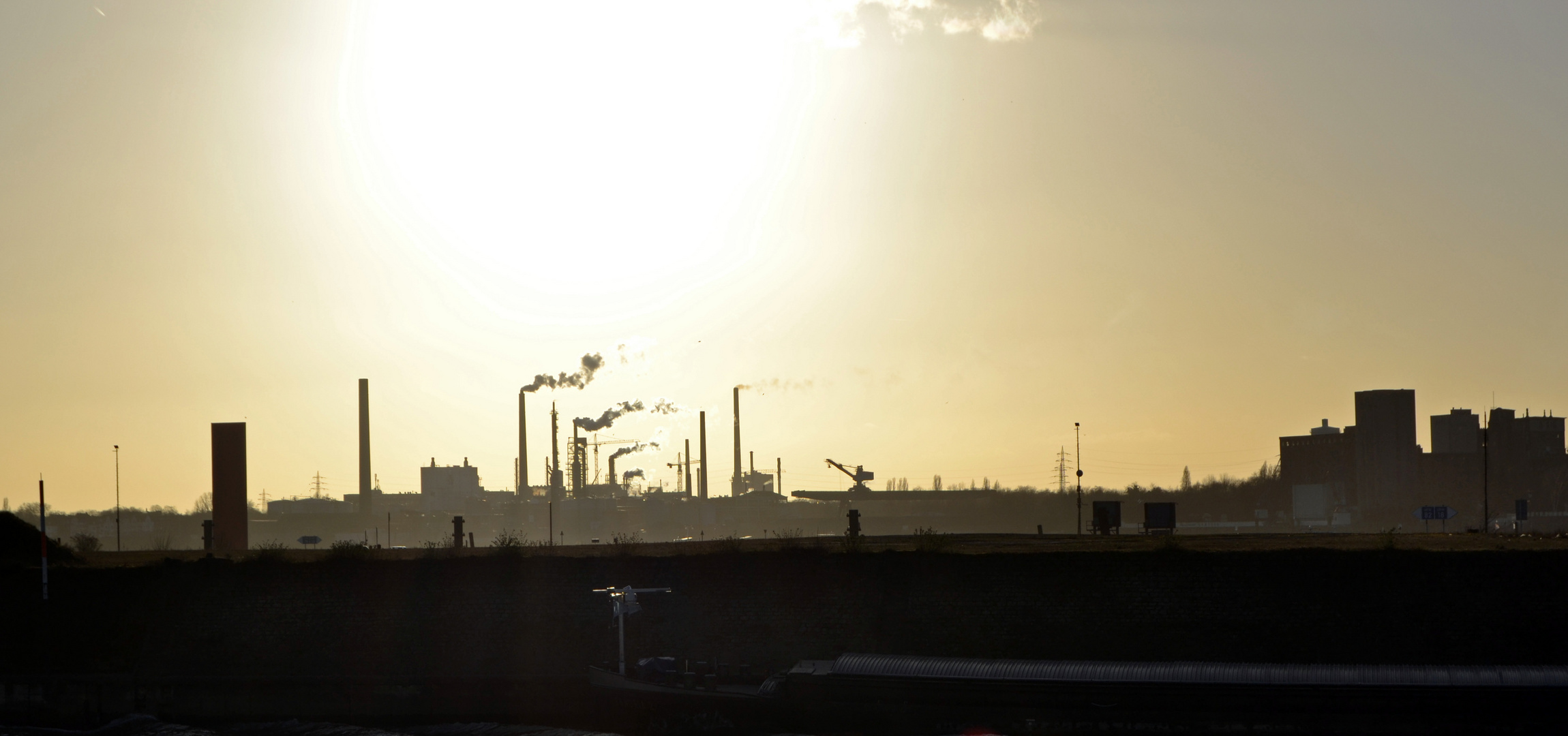 Industrie-Skyline im Gegenlicht