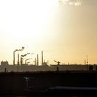 Industrie-Skyline im Gegenlicht