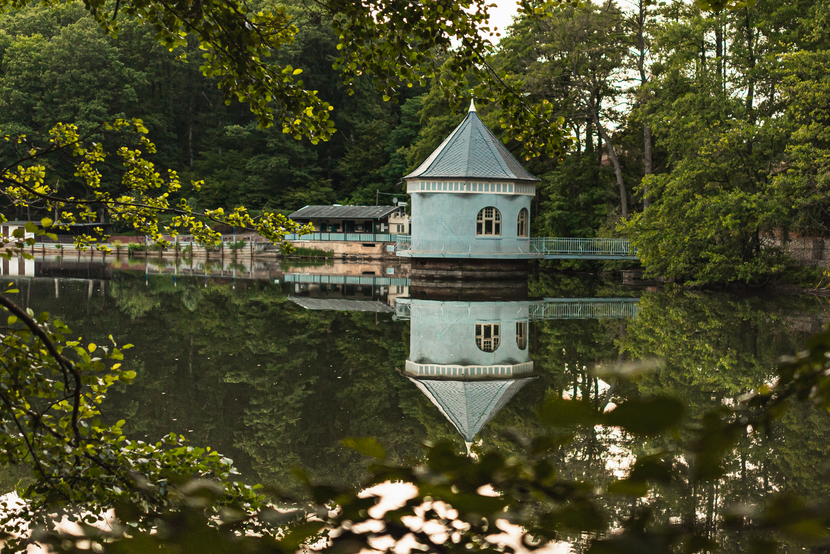 Industrie trifft Natur - Pumpenhaus im Weiher