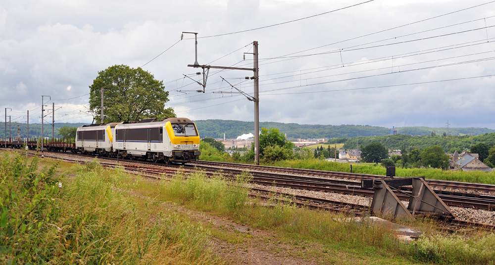 Industrie und Bahn in der Landschaft