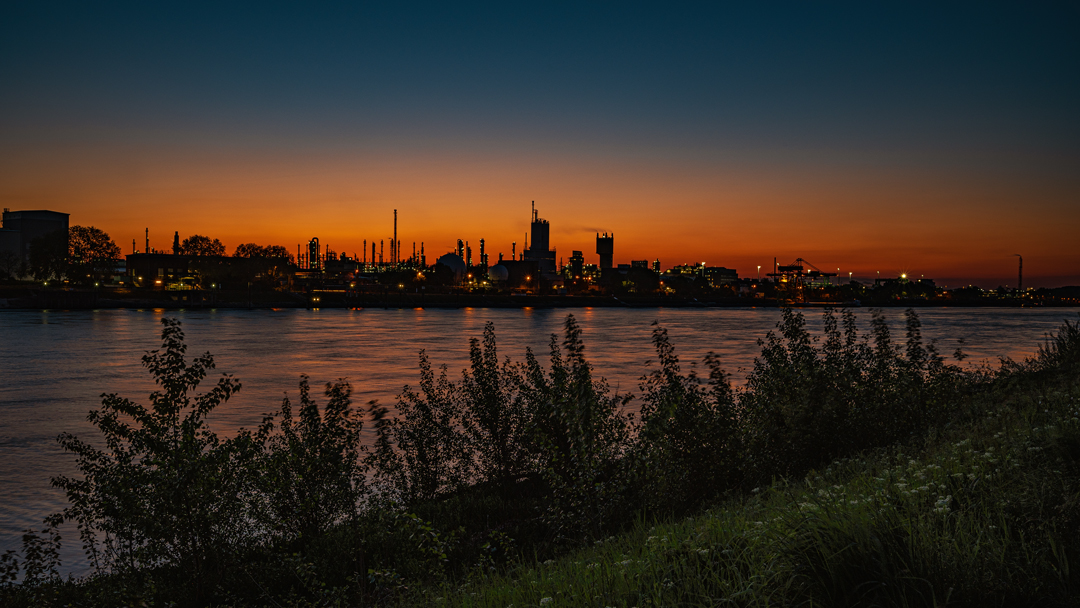 Industrie und Natur - BASF nach-Sonnenuntergang 01