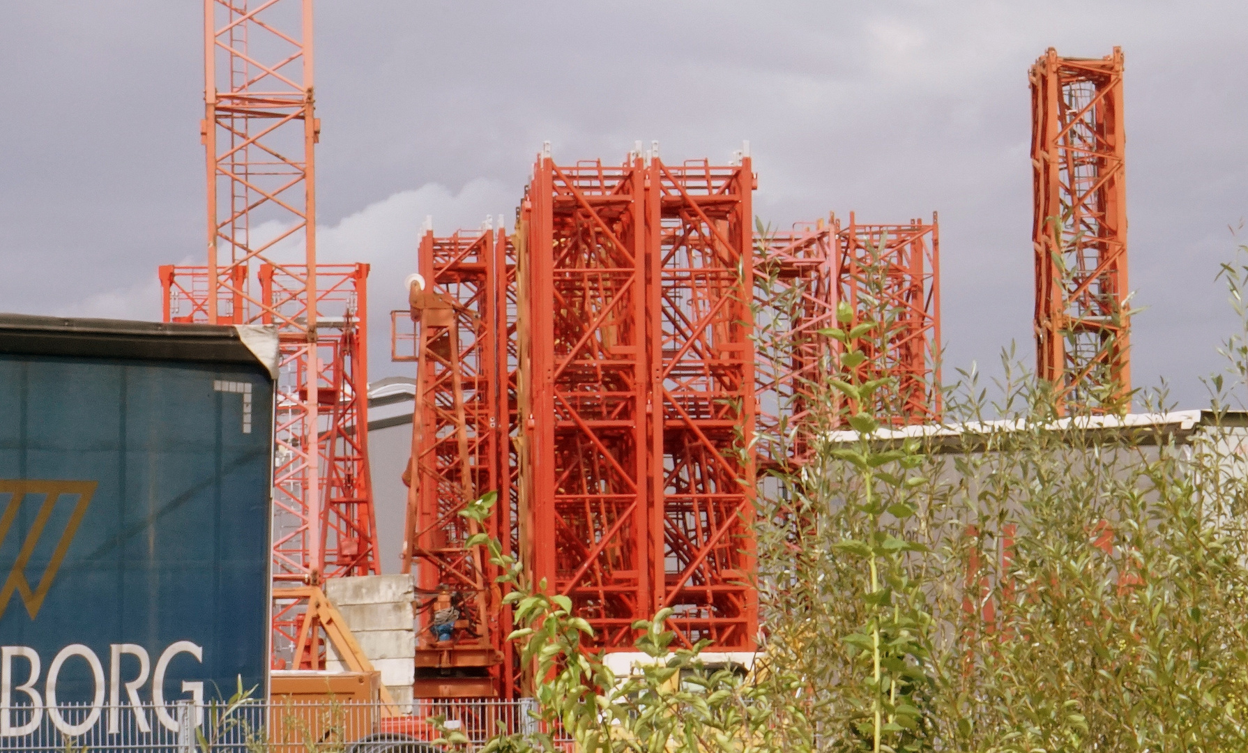 Industrie und Natur in blau, rot und gruen