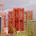 Industrie und Natur in blau, rot und gruen