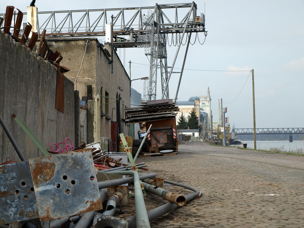 Industrie und Schrott am Rhein