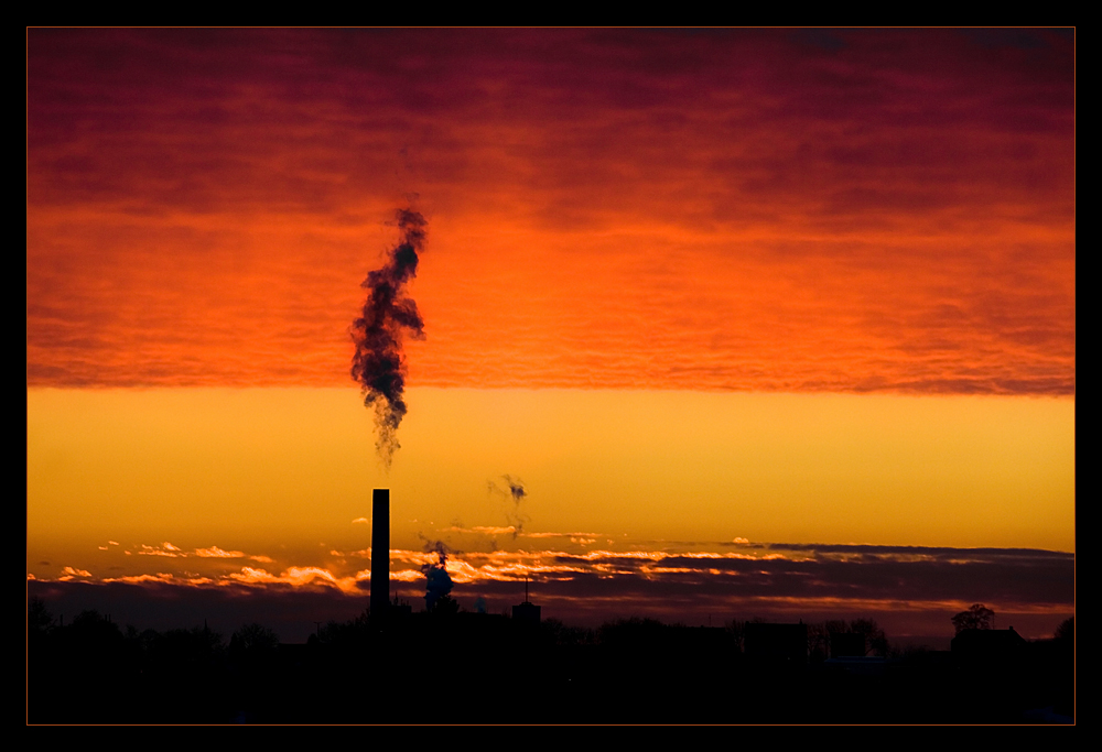 Industrie vorm Untergang der Sonne