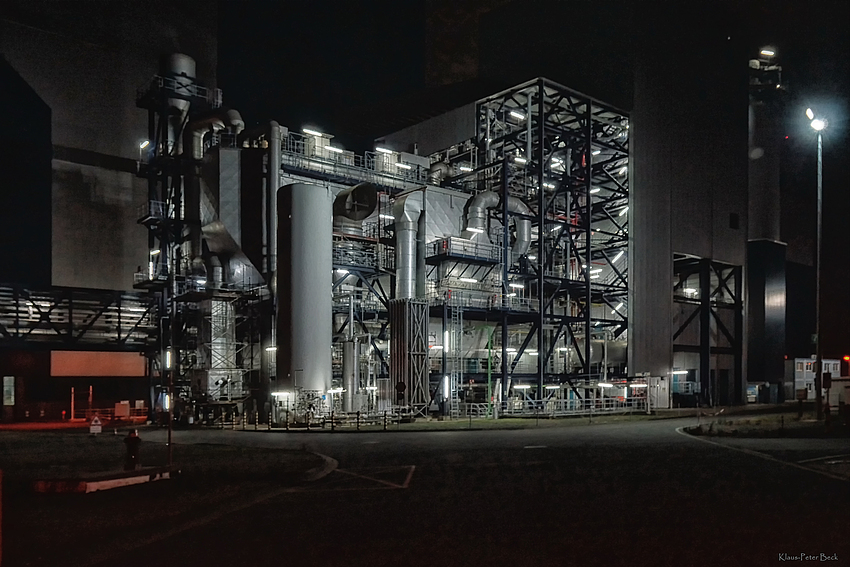 Industrieanlage bei Nacht.