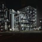Industrieanlage bei Nacht.