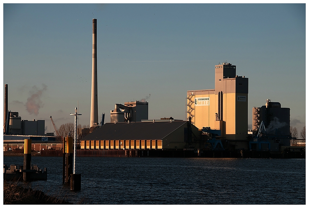 Industrieanlage in der Abendsonne