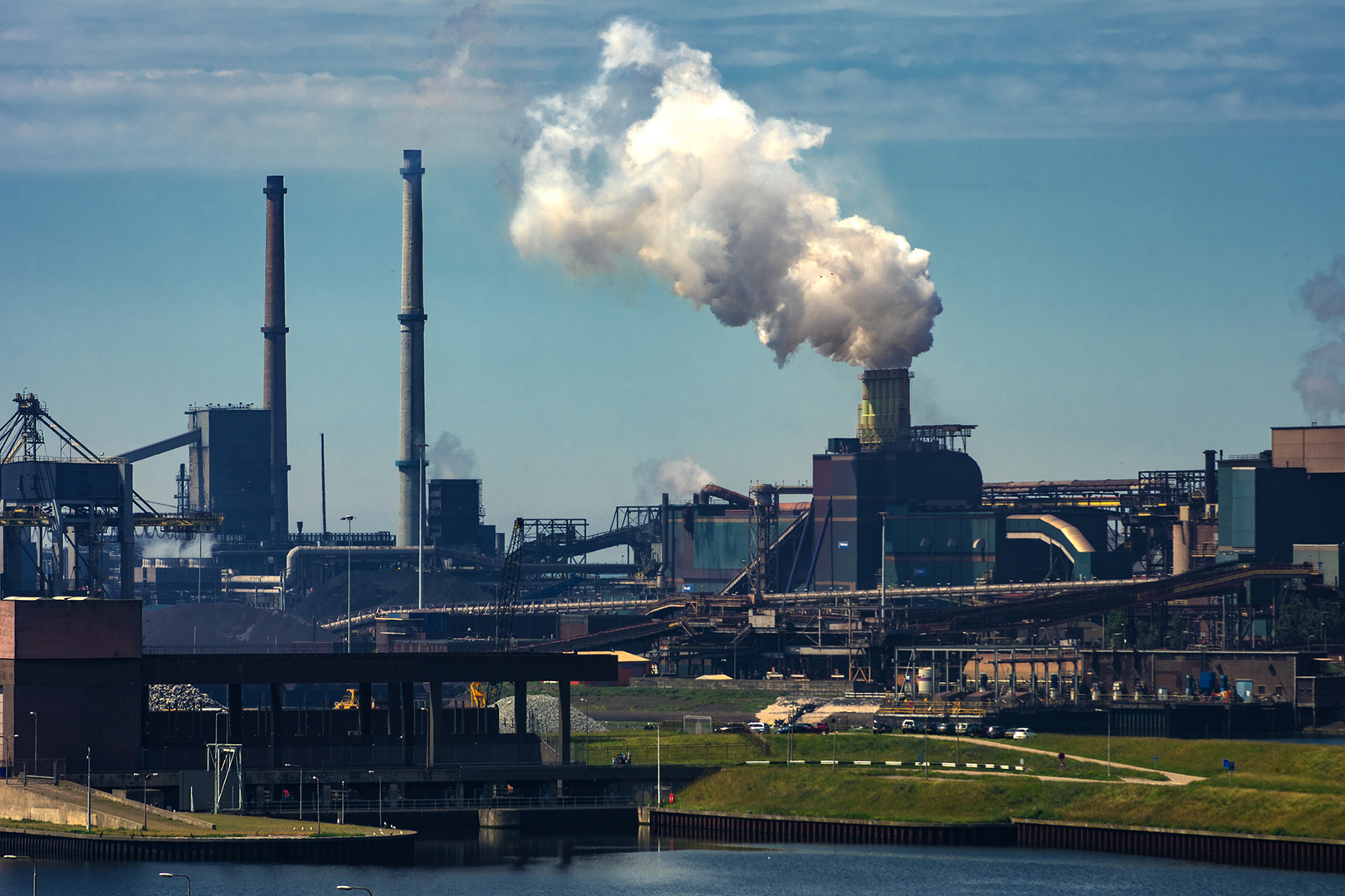 Industrieanlagen am Nordseekanal (IJmuiden) 02