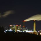 Industrieanlagen bei Nacht