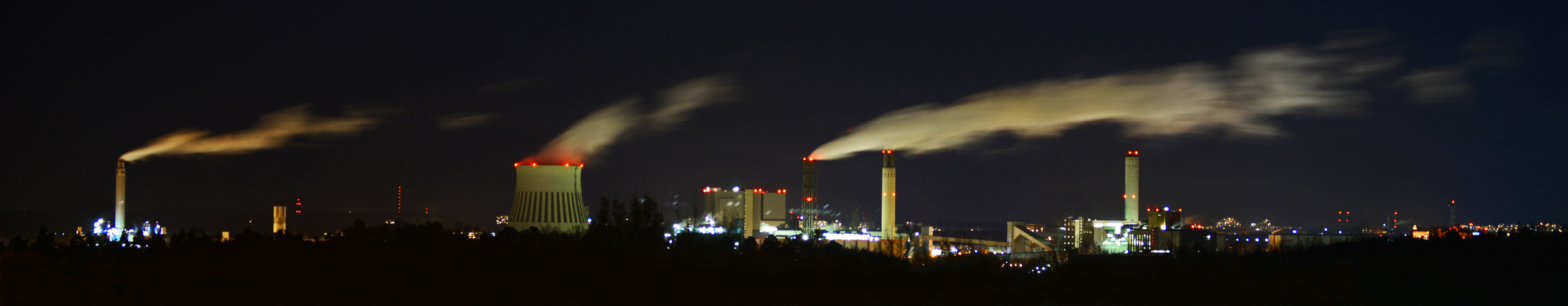 Industrieanlagen bei Nacht