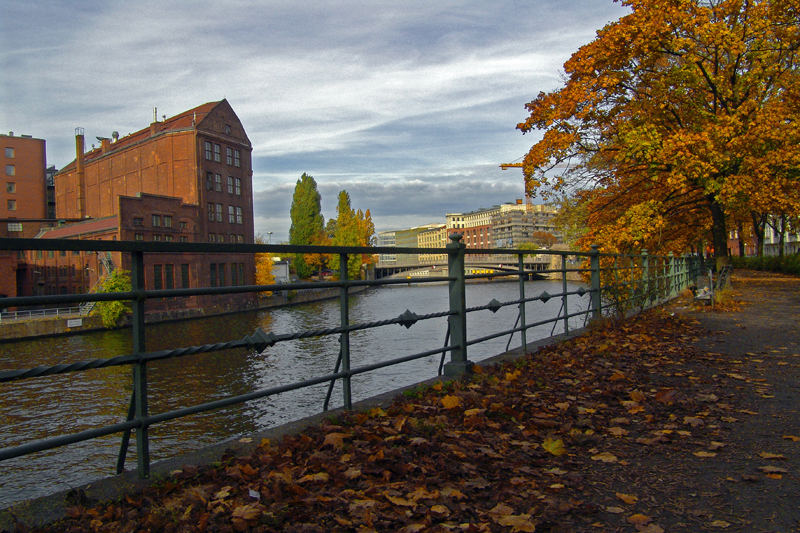 Industriebauten an der Gotzkowskibrücke