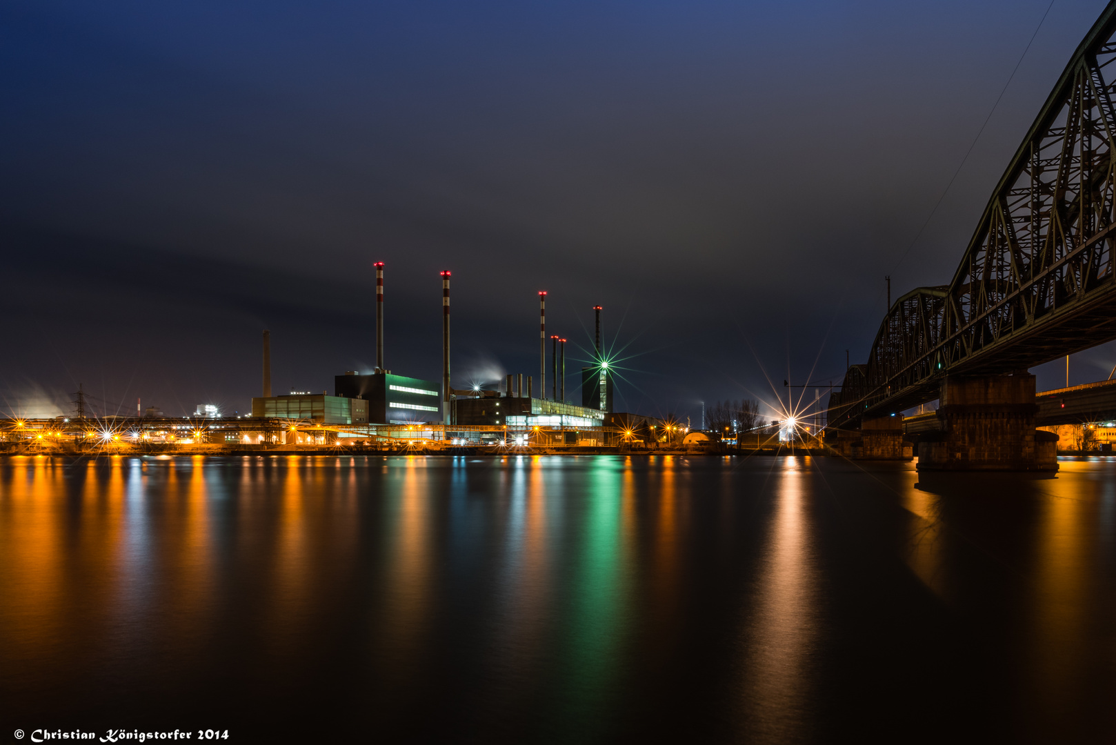 Industriegebiet in Linz mit Eisenbahnbrücke bei Steyregg