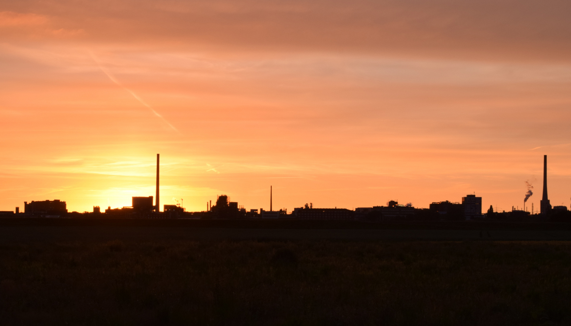 Industriegebiet Krefeld Uerdingen im Sonnenuntergang