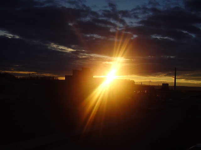 industriegebiet wenn die sonne untergeht