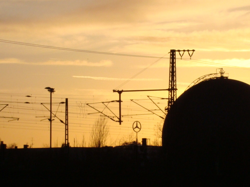 industriegelände bei sonnenuntergang