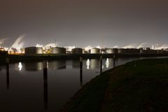 Industriehafen bei Nacht