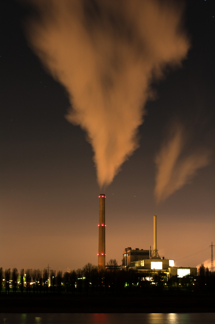 Industriehafen Düsseldorf bei Nacht