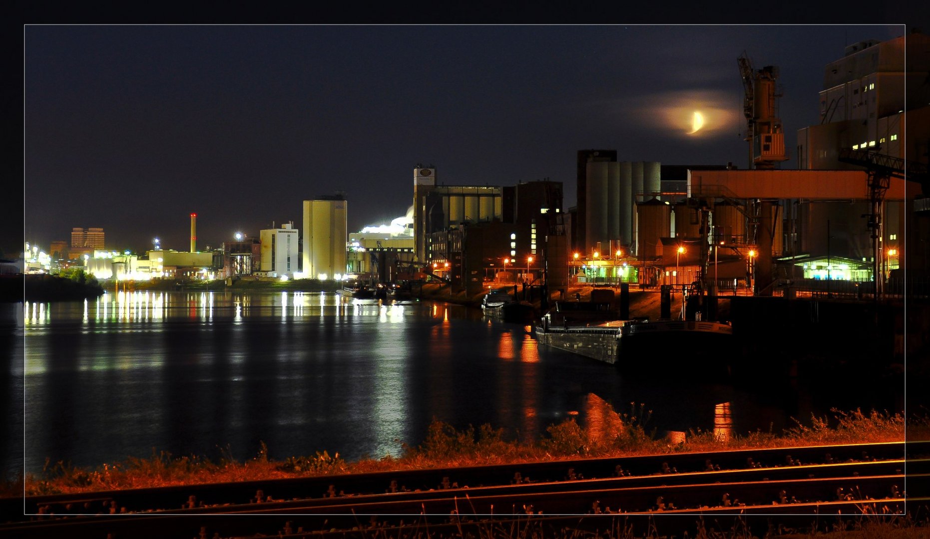 Industriehafen im Mondschein