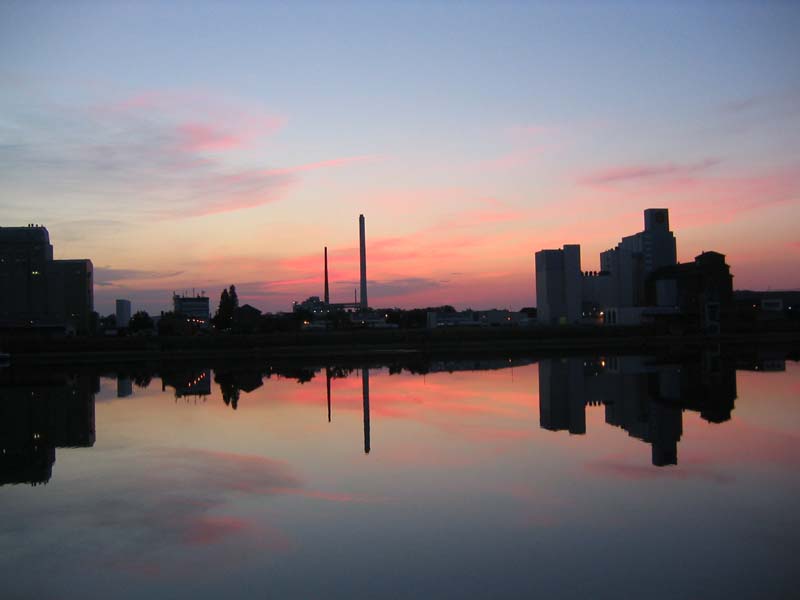 Industriehafen in der Abenddämmerung