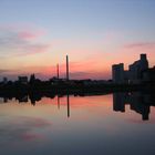 Industriehafen in der Abenddämmerung