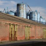 Industriehalle und Siloanlage im Hafen von Gent