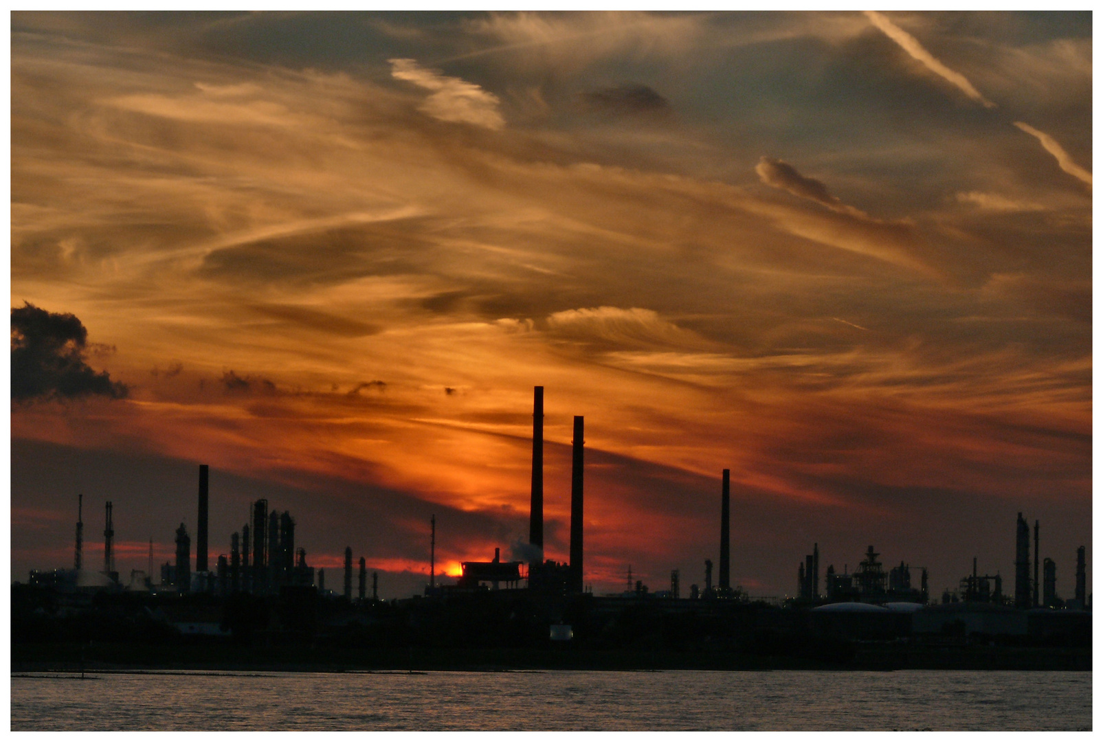 Industrielandschaft im Licht der untergehenden Sonne