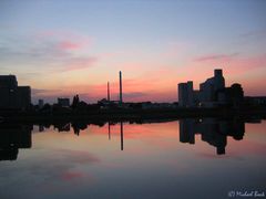 Industrielandschaft in der Abenddämmerung