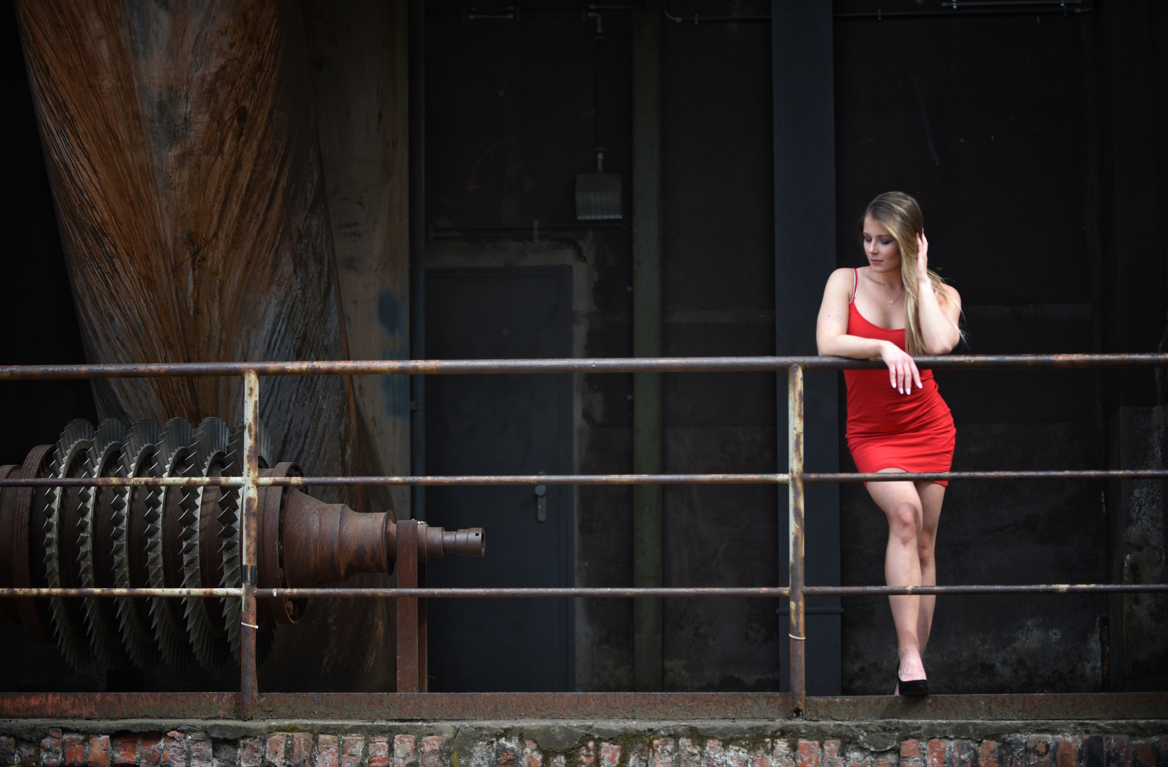 industrieller zestenreißer an rotkleid